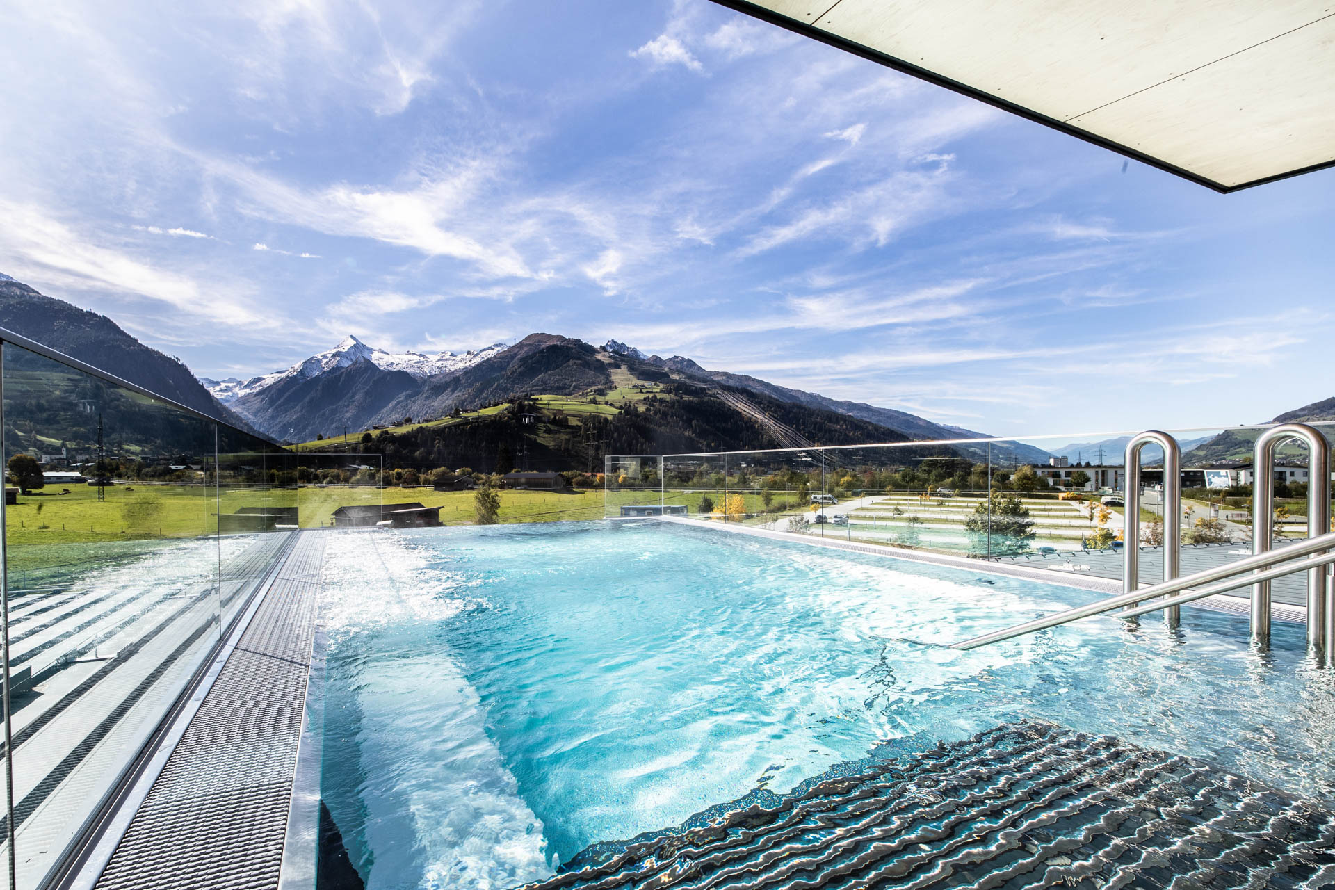 tauern-spa-glas-panormapool-c-tauern-spa
